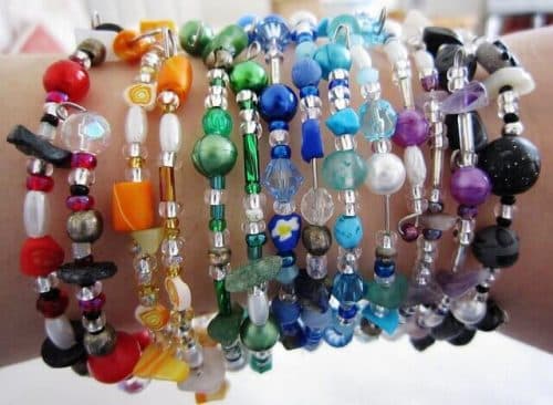 Rainbow bracelets by lindz graham (https://www.flickr.com/photos/lindzgraham/6223273584/) via Creative Commons